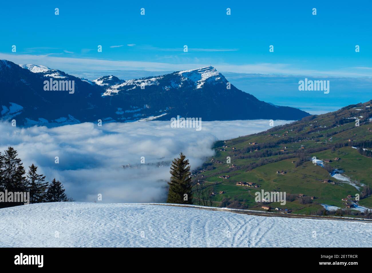 Vista da un prato innevato verso Rigi, una famosa montagna in Svizzera Foto Stock