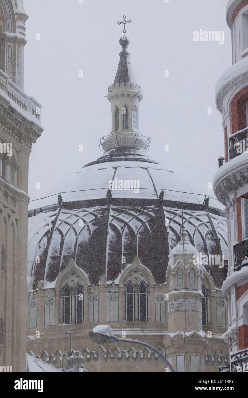Madrid, Spagna - 09 gennaio 2021: Dettagli della cupola e della torre della parrocchia San Manuel y San Benito, in via Alcala, in una giornata innevata, a causa di Foto Stock