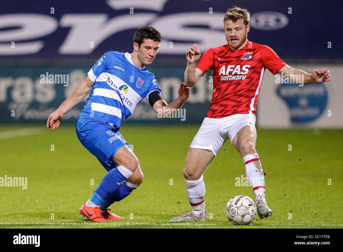 ZWOLLE, PAESI BASSI - 9 GENNAIO: (L-R): Pelle Clement di PEC Zwolle, Fredrik Midtsjo di AZ durante la partita olandese di Eredivisie tra PEC Zwolle e AZ allo stadio MAC3PARK il 9 gennaio 2021 a Zwolle, Paesi Bassi (Foto di Broer van den Boom/BSR AgencyOrange Picturesy Alamy Live News) Foto Stock