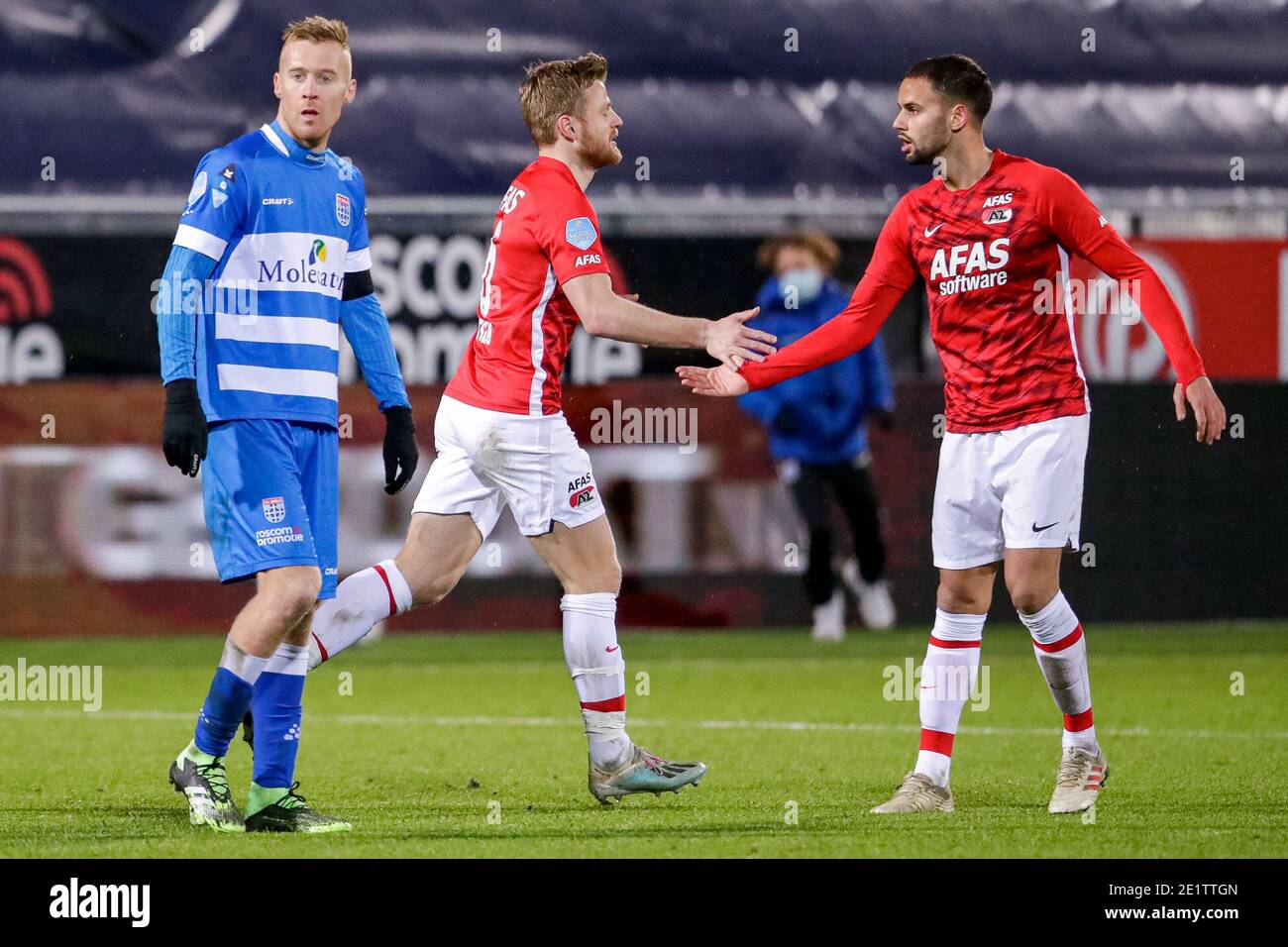 ZWOLLE, PAESI BASSI - 9 GENNAIO: Fredrik Midtsjo dell'AZ festeggia l'obiettivo (1:1) con la squadra durante la partita olandese Eredivisie tra PEC Zwolle e AZ allo stadio MAC3PARK il 9 gennaio 2021 a Zwolle, Paesi Bassi (Foto di Broer van den Boom/BSR AgencyOrange PicturesAlamy Live News) Foto Stock