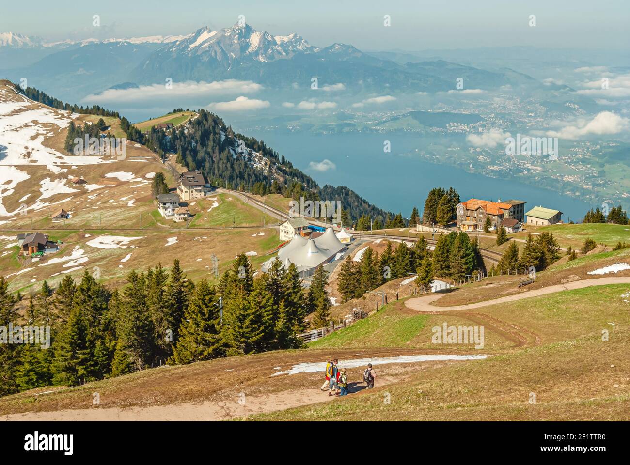 Escursionista al Rigi Kulm con il Monte Pilatus sullo sfondo, Schwyz, Svizzera Foto Stock