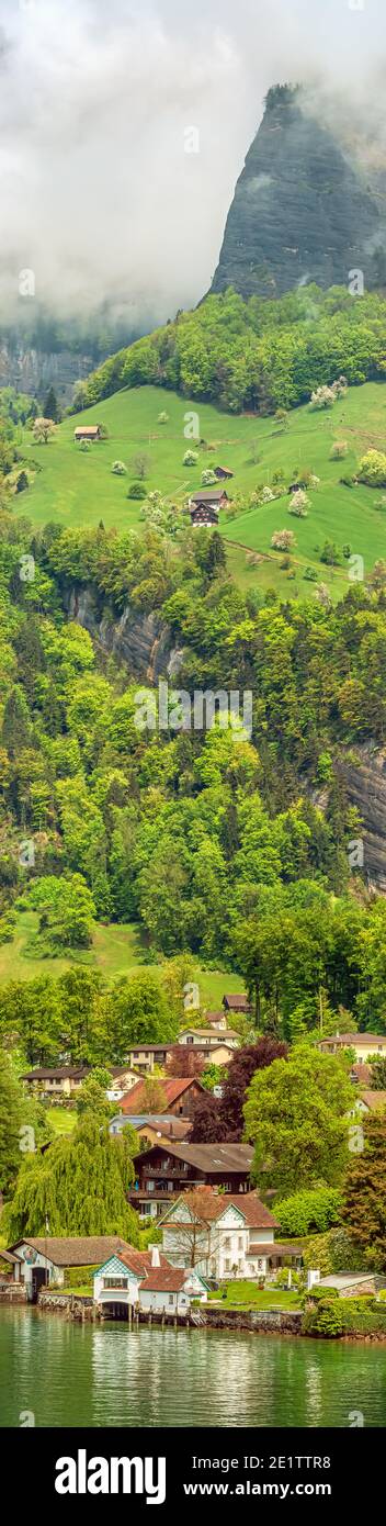 Panorama verticale di Vitznau sul Lago di Lucerna e il paesaggio alpino sopra, la Svizzera Foto Stock