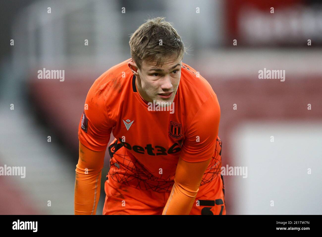Stoke on Trent, Regno Unito. 09 gennaio 2021. Il portiere di Stoke City Joe Bursic guarda sopra. La terza partita della fa Cup Emirates, Stoke City contro Leicester City allo stadio Bet365 di Stoke on Trent sabato 9 gennaio 2021. Questa immagine può essere utilizzata solo per scopi editoriali. Solo per uso editoriale, è richiesta una licenza per uso commerciale. Nessun uso in scommesse, giochi o un singolo club/campionato/giocatore publications.pic di Chris Stading/Andrew Orchard sports photography/Alamy Live News Credit: Andrew Orchard sports photography/Alamy Live News Foto Stock
