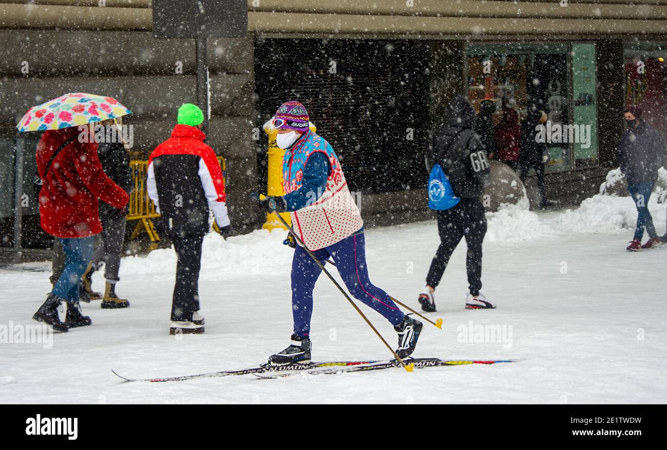 Madrid, Spagna, 01.09.2021, strada Preciados, una donna che scii nel centro di Madrid, è nevicata, la tempesta Filomena Foto Stock