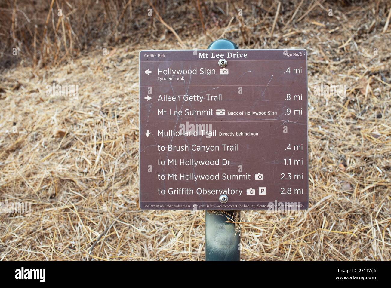 Cartello dei sentieri escursionistici che mostrano le indicazioni per la popolare destinazione turistica: L'insegna di Hollywood. Los Angeles, California, Stati Uniti Foto Stock