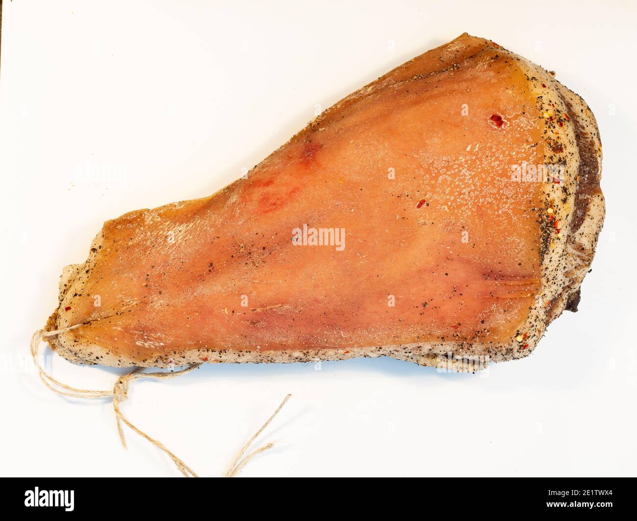 guanciale italiano guancia di maiale su fondo bianco ingrediente principale per carbonara e matriciana Foto Stock