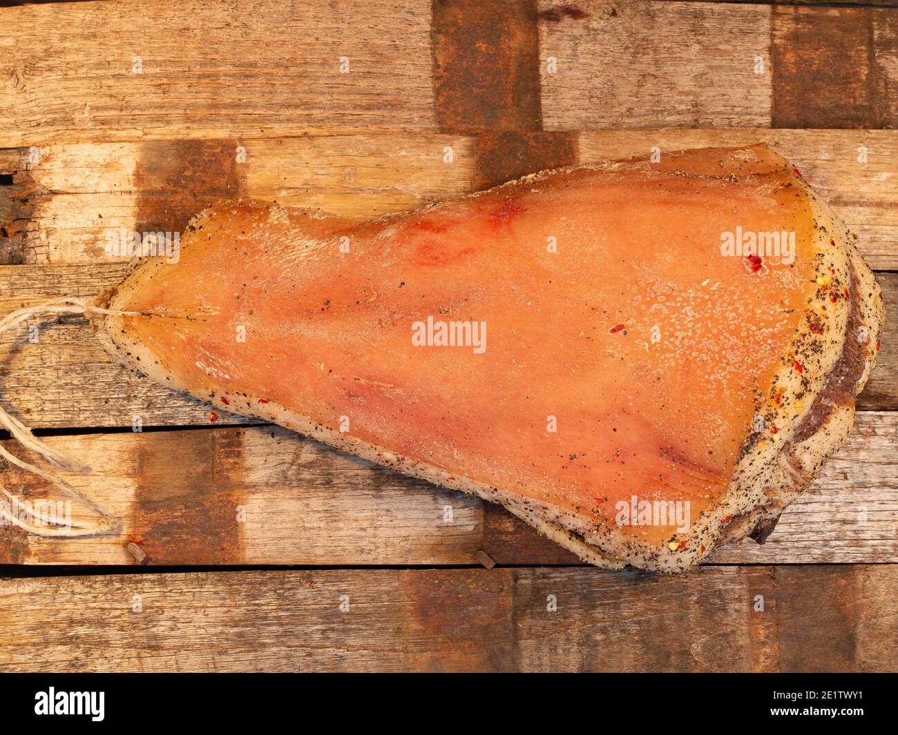 guanciale italiano guancia di maiale su tavola di legno. ingrediente principale per carbonara e matriciana Foto Stock