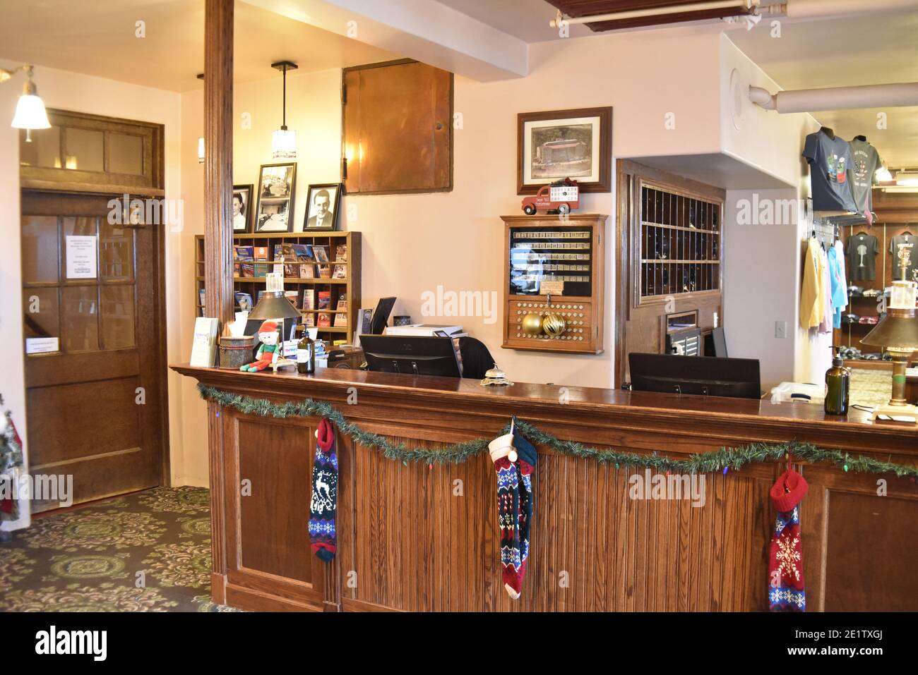 Jerome, Arizona. USA 12/12/2020. Formalmente un ospedale, il Grand Hotel e il ristorante Asylum è stato istituito nel 1994. Si dice di essere infestato. Foto Stock