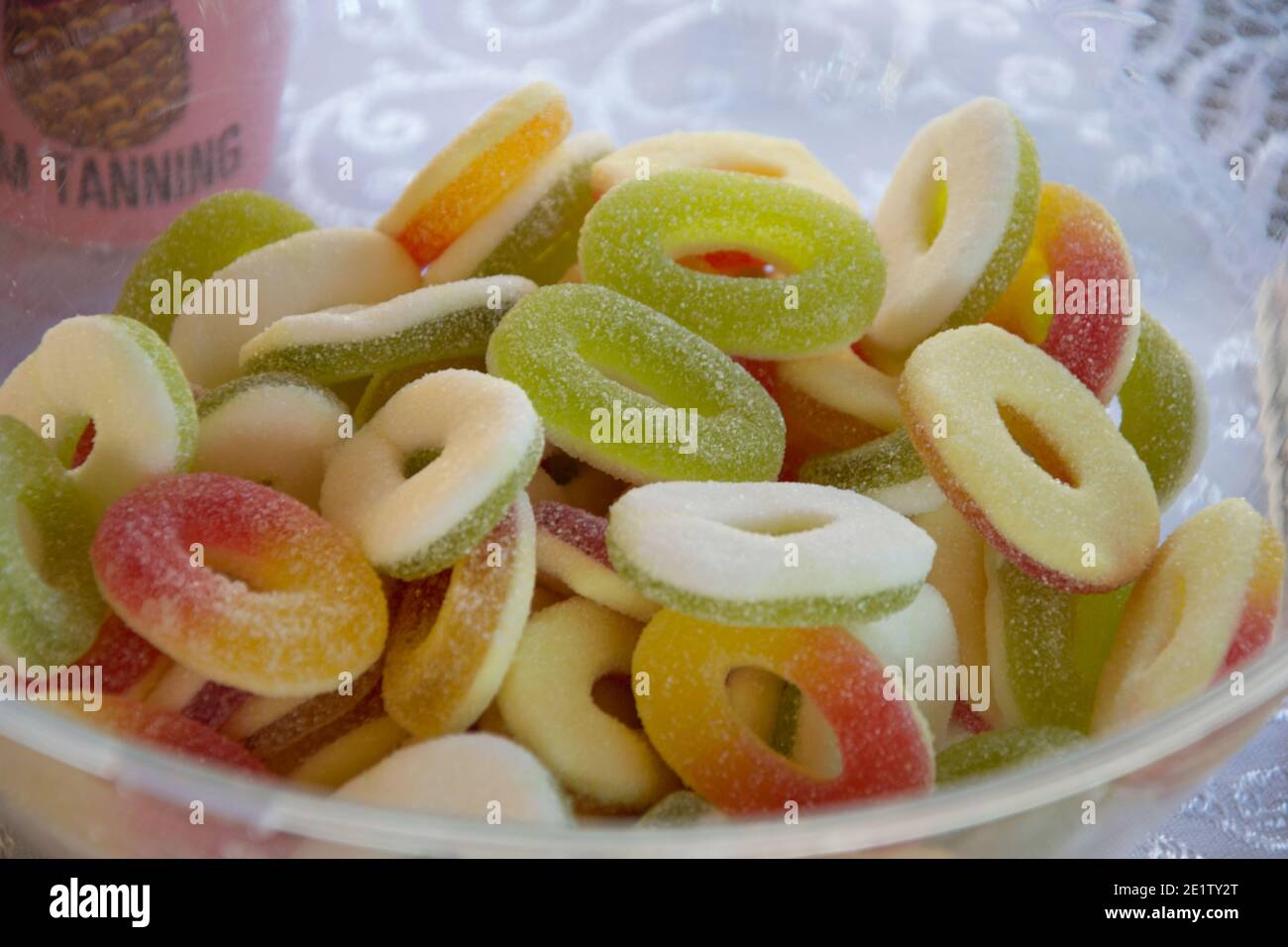 Caramelle gommose, caramelle multicolore per feste per bambini, festa di  compleanno, cibo dolce in un piatto, gelatina a forma di anello gommoso,  concetto di festa Foto stock - Alamy