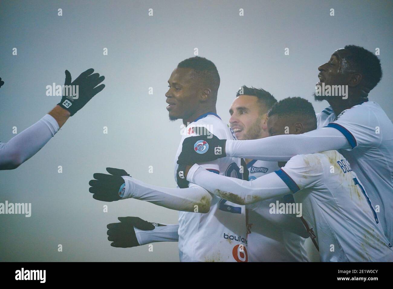 LENS, PAESI BASSI - 9 GENNAIO: L-R: Habib Diallo della RC Strasbourg festeggia con i suoi compagni di squadra dopo aver segnato il suo primo gol al al fianco durante la Ligue 1 Foto Stock