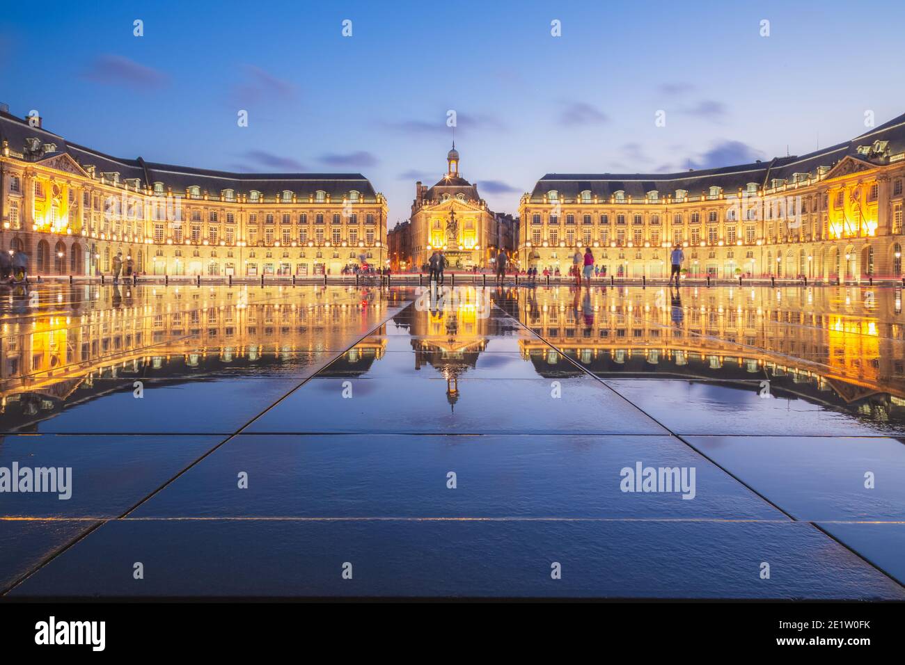 Vista serale di Place de la Bourse con il Miroir d'Eau riflettente a Bordeaux, Francia Foto Stock