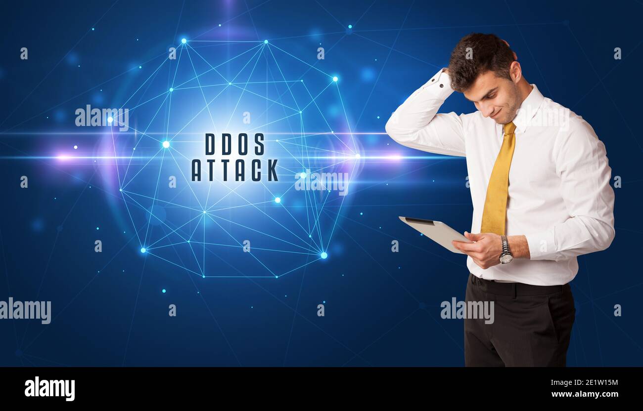 Imprenditore a pensare a soluzioni di sicurezza con attacco DDOS iscrizione Foto Stock
