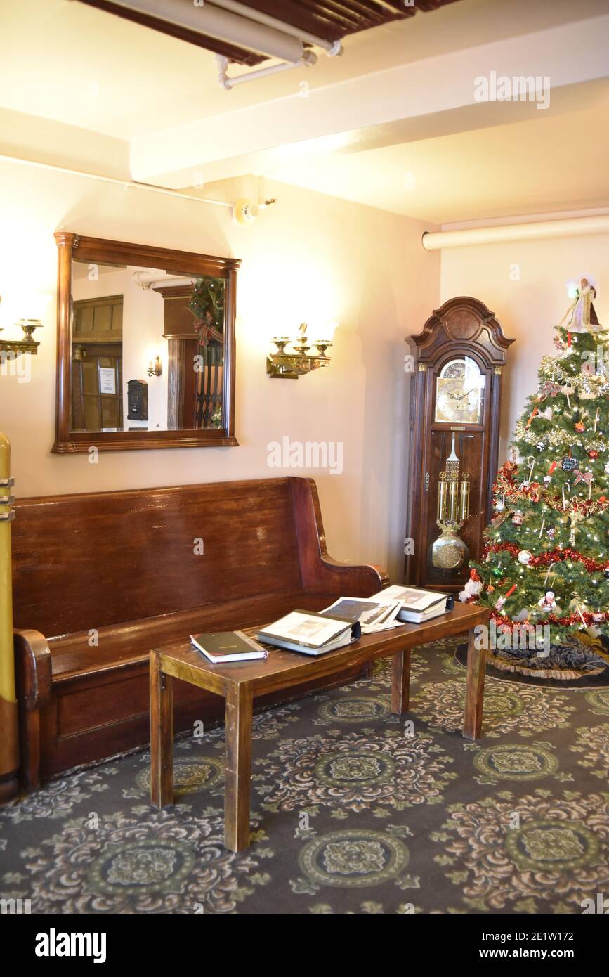 Jerome, Arizona. USA 12/12/2020. Formalmente un ospedale, il Grand Hotel e il ristorante Asylum è stato istituito nel 1994. Si dice di essere infestato. Foto Stock