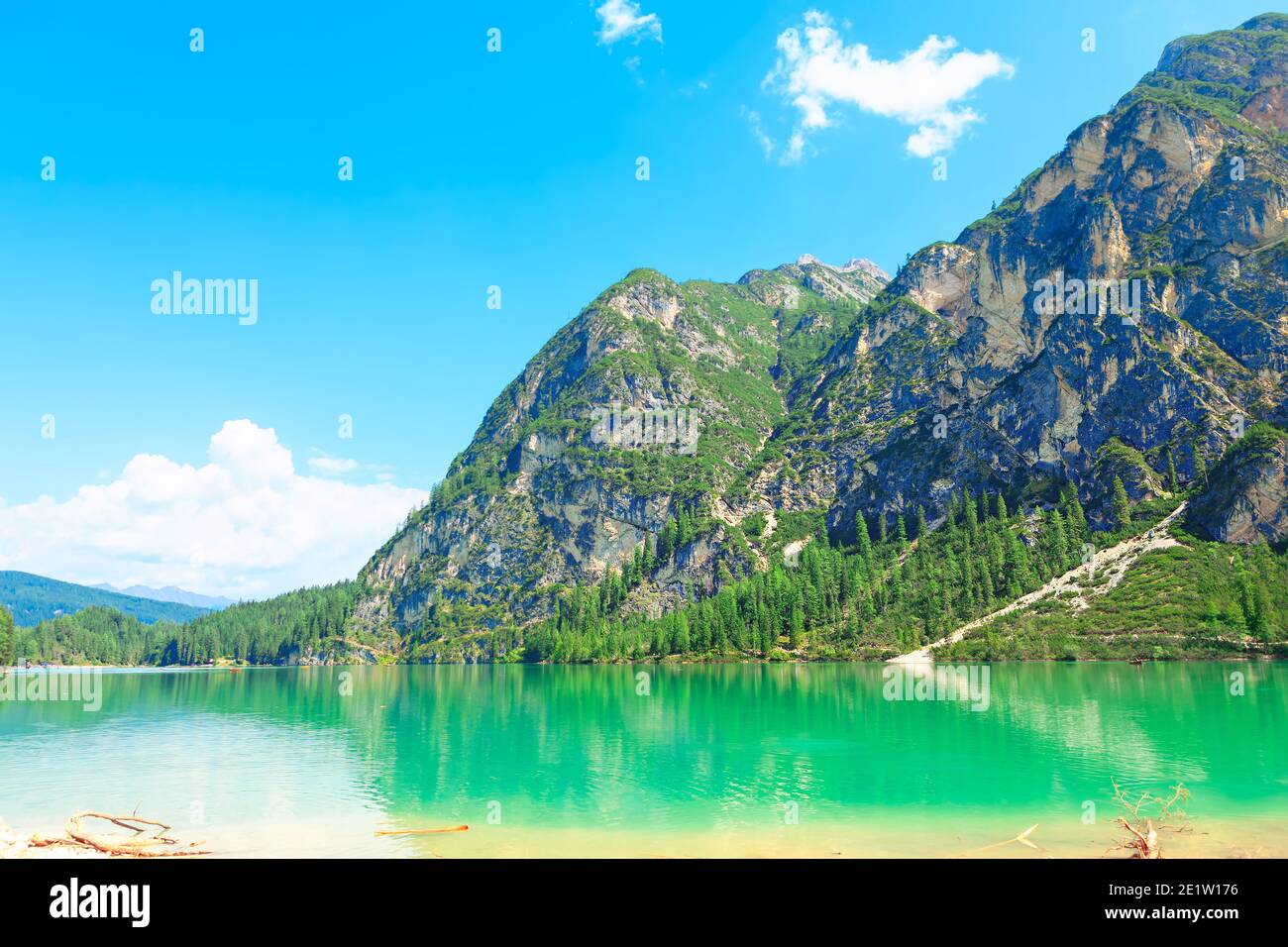 Scenario fantastico con lago e montagna . Natura alpina impressionante . Pragser Wildsee , Lago di Braies nelle Dolomiti di Prags in Alto Adige Foto Stock