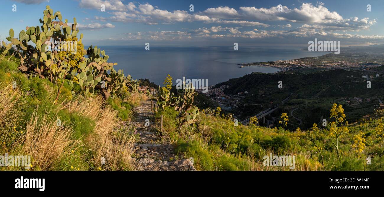 Taormina - Il bellissimo paesaggio mediterraneo della Sicilia. Foto Stock
