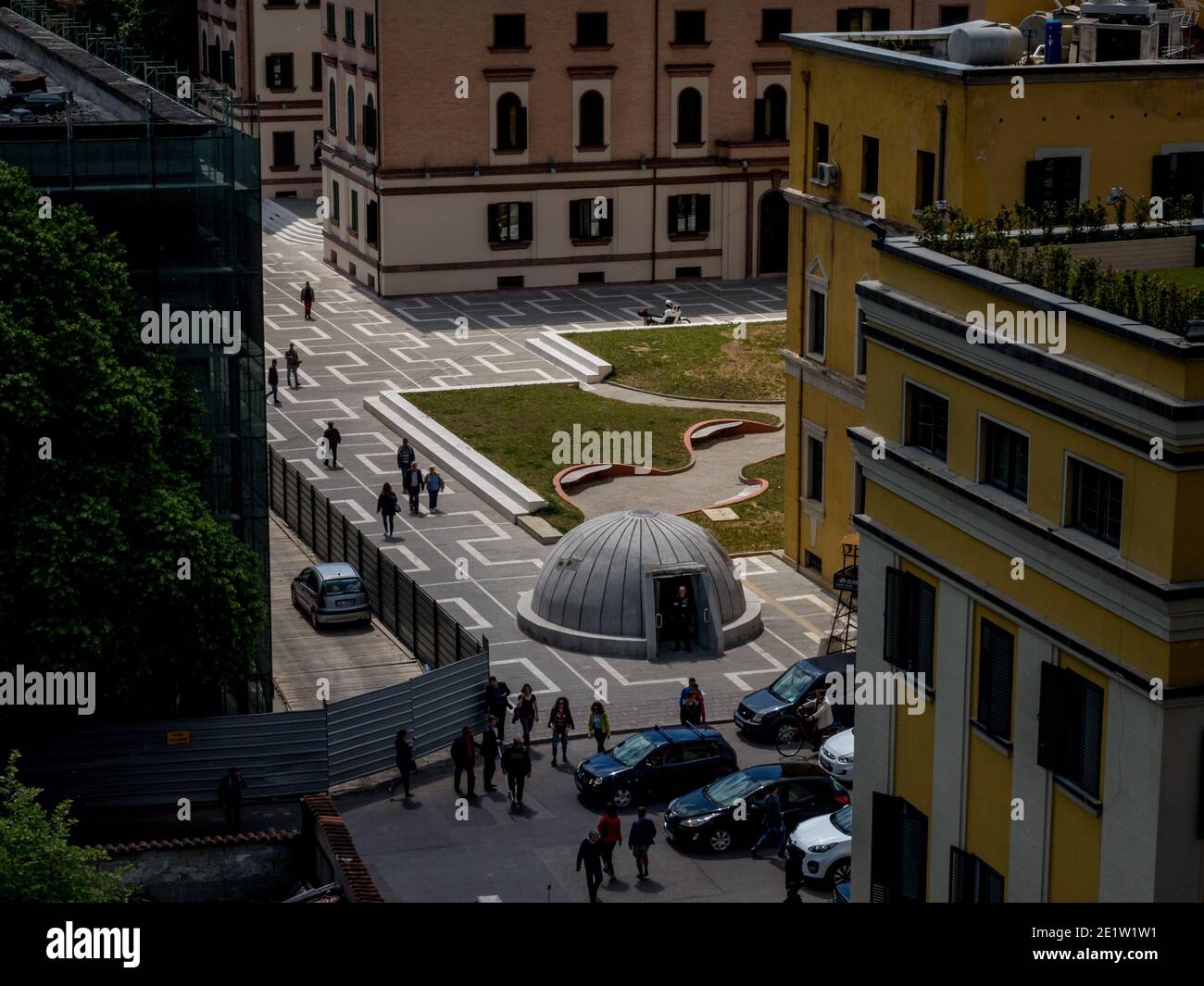 Vista dalla torre dell'orologio dell'ingresso al Museo Bunk'Art. Tirana, Albania. Bunker di epoca comunista costruiti dal dittatore Enver Hoxha durante la Guerra fredda Foto Stock