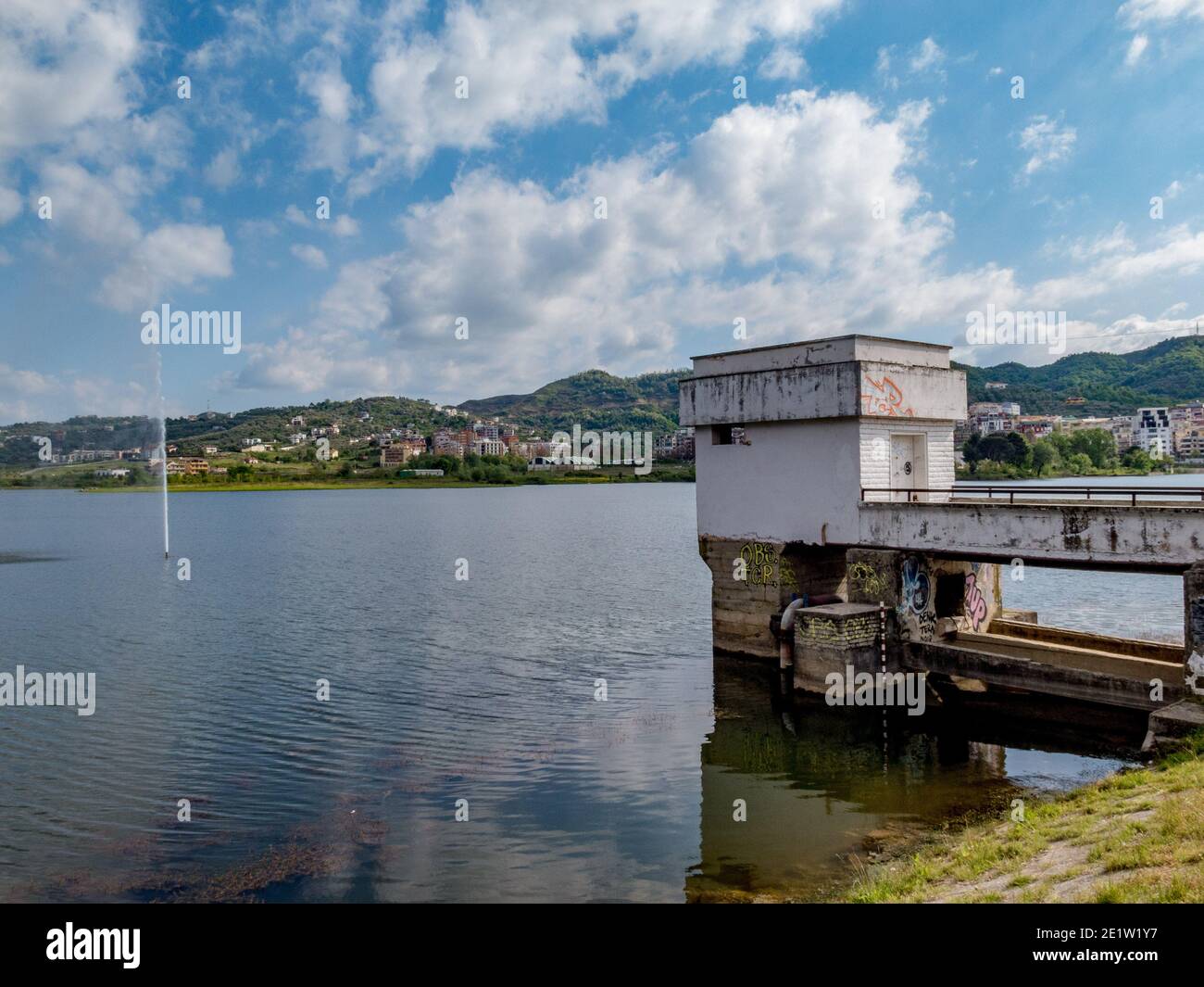 Molo su un lago con fontana, Albania Foto Stock