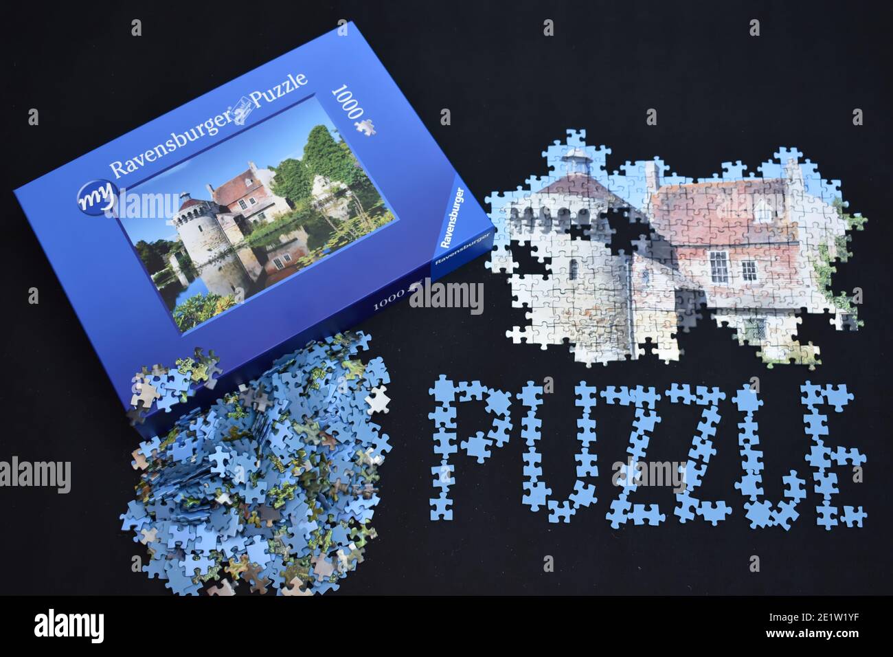 Cartone 1000 pezzi jigsaw castello inglese Puzzle sono divertimento poco costoso hobby buono per il vostro cervello che costruisce il ragionamento spaziale grande e capacità di logica Foto Stock
