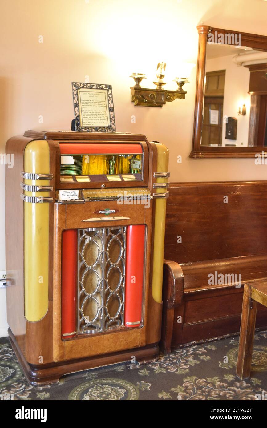 Jerome, Arizona. USA 12/12/2020. Formalmente un ospedale, il Grand Hotel e il ristorante Asylum è stato istituito nel 1994. Si dice di essere infestato. Foto Stock
