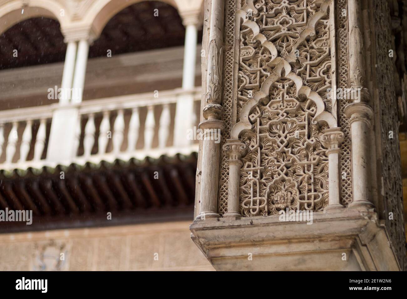 Immagine closeup di iscrizioni arabe nel muro di Alcazar de Sevilla (Spagna). Foto Stock