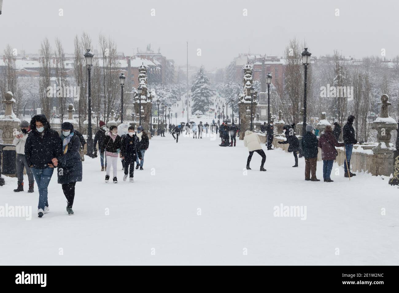 Puente de Toledo pieno di persone che godono di neve, 2021 (Madrid, Spagna). Foto Stock