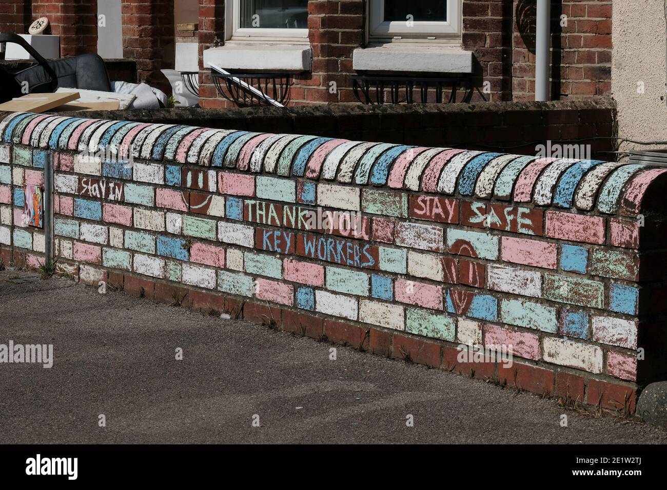 NHS apprezzamento gesso disegni visti sul giardino walls.Thanking il Il personale dell'NHS e i lavoratori chiave per il loro lavoro durante il pandemia di coronavirus Foto Stock