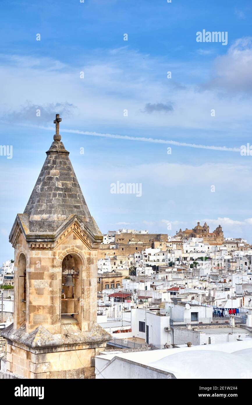 Vista sulla città bianca vecchia di Ostuni e la cattedrale all'alba. Brindisi, Puglia, Italia meridionale. Europa. Foto Stock