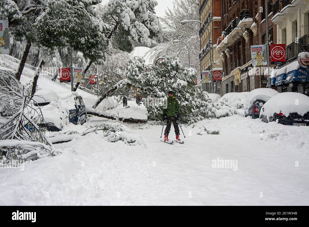 Madrid, Spagna, 01.09.2021, via Segovia, un uomo che scii nel centro di Madrid, è nevicare, cadere albero, la tempesta Filomena Foto Stock