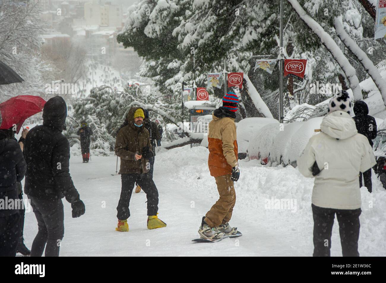 Madrid, Spagna, 01.09.2021, via Segovia, un uomo che scii su uno snowboard nel centro di Madrid, è nevicare, cadere albero, la tempesta Filomena Foto Stock