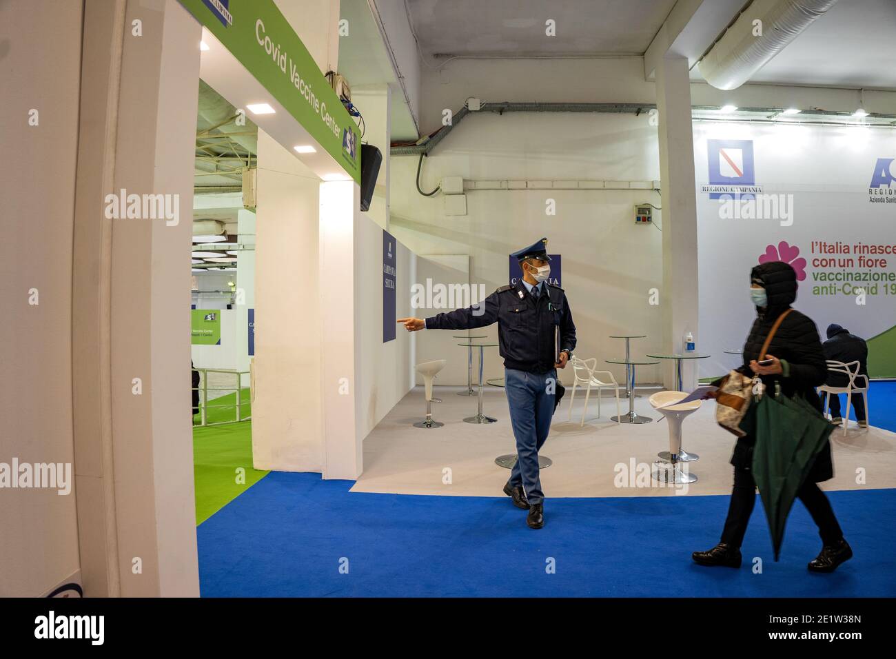 Napoli, Italia. 09 gennaio 2021. La campagna di vaccinazione nel Centro vaccini Covid-19 di ASL Napoli 1 Centro alla Mostra d'Oltremare di Napoli il 9 gennaio 2021. Secondo giorno della campagna di vaccinazione, quindici stazioni per la somministrazione del vaccino Pfizer Bhiontech. (Foto di Alessandro Barone/Pacific Press/Sipa USA) Credit: Sipa USA/Alamy Live News Foto Stock