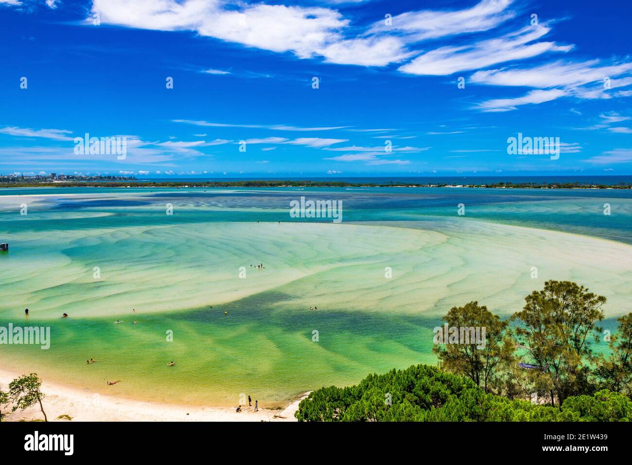 Vista aerea su Golden Beach con vista su Caloundra sulla Sunshine Coast nel Queensland in una splendida giornata estiva. Foto Stock