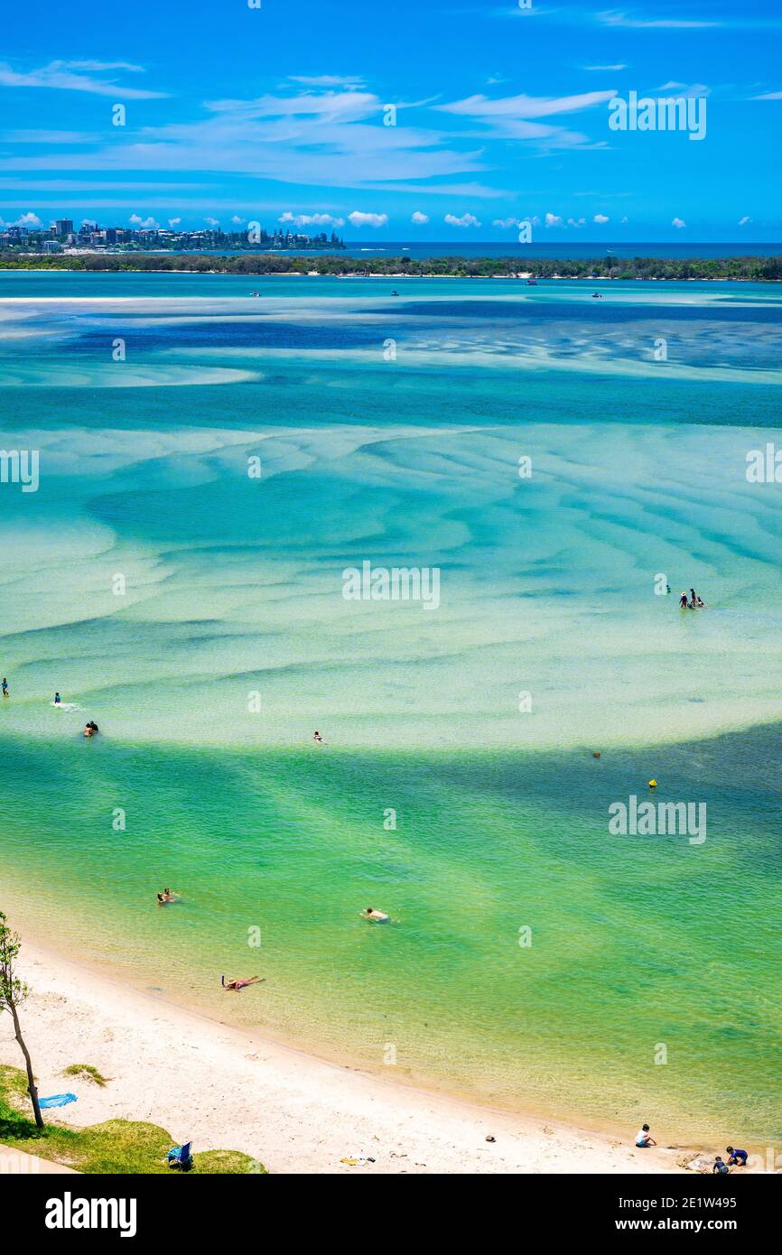 Vista aerea su Golden Beach con vista su Caloundra sulla Sunshine Coast nel Queensland in una splendida giornata estiva. Foto Stock