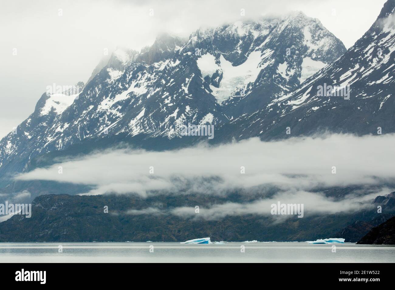 Nuvole tempeste sulle cime frastagliate, i campi da neve e i ghiacciai del Parco Nazionale Torres del Paine, Patagonia, Cile Foto Stock