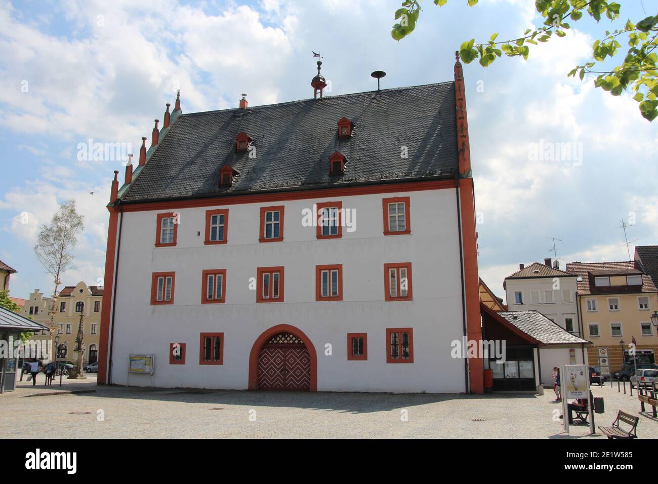 GERMANIA, BAVIERA, HASSFURT, MARKTPLATZ, 08 MAGGIO 2013: Municipio sulla piazza del mercato di Hassfurt Foto Stock