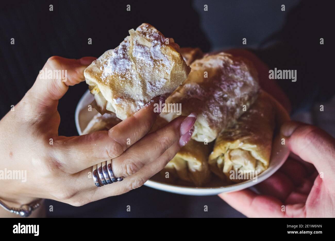 Una donna che tiene una torta Foto Stock