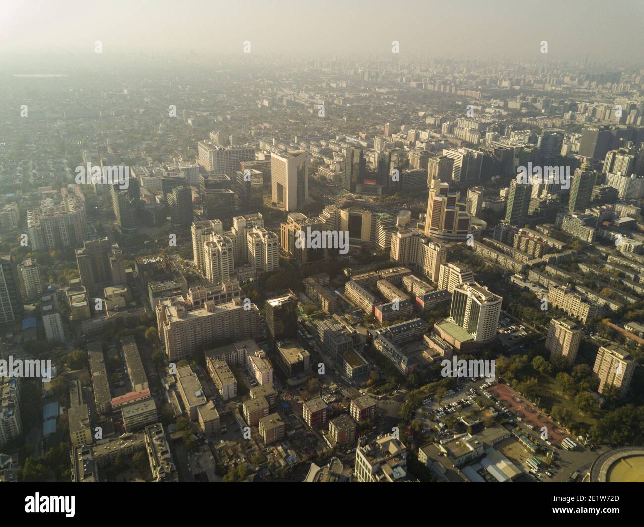 Vista aerea dello skyline della città con edifici e alti edifici in un giorno con smog leggero nel quartiere Dongcheng e Chaoyang della capitale cinese Pechino, Cina, RPC. © Time-Snap Foto Stock