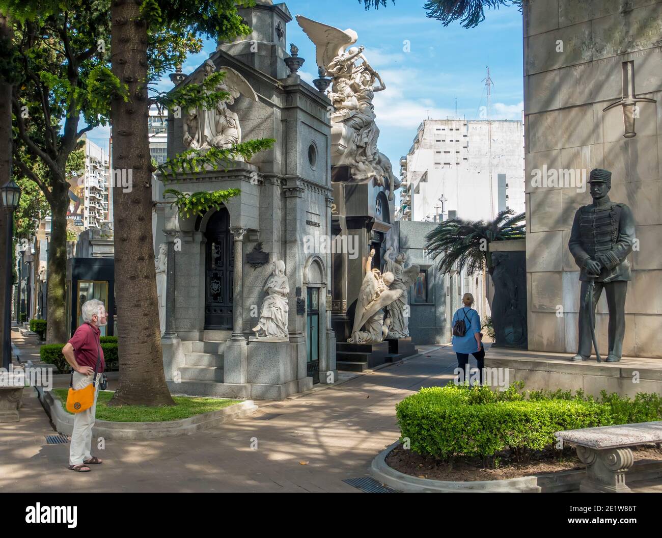 La gente cammina nel cimitero di Recoleta, Buenos Aires, Argentina Foto Stock