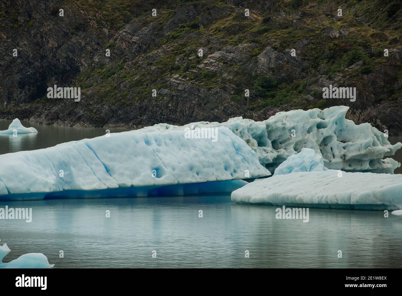 Sciogliendo e smontato iceberg calved da Glacier Grey, Torres del Paine National Park, Patagonia, Cile Foto Stock