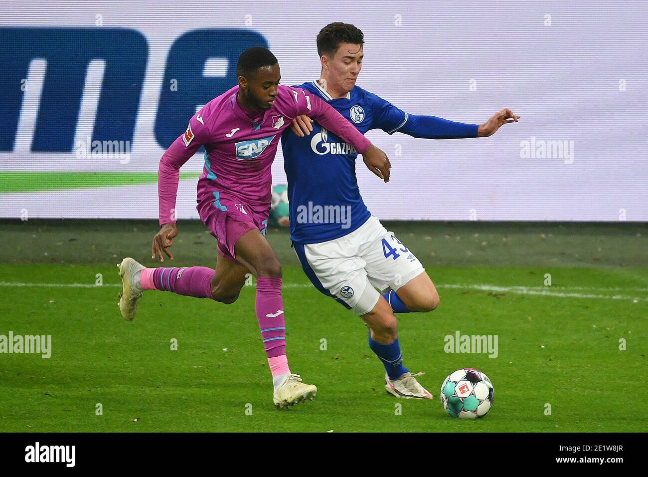 Gelsenkirchen, Germania. 9 gennaio 2021. Melayro Bogarde (L) di Hoffenheim vies con Matthew Hoppe di Schalke 04 durante una partita di calcio tedesca della Bundesliga tra Schalke 04 e TSG Hoffenheim a Gelsenkirchen, Germania, 9 gennaio 2021. Credit: Ulrich Hufnagel/POOL/handout via Xinhua/Alamy Live News Foto Stock