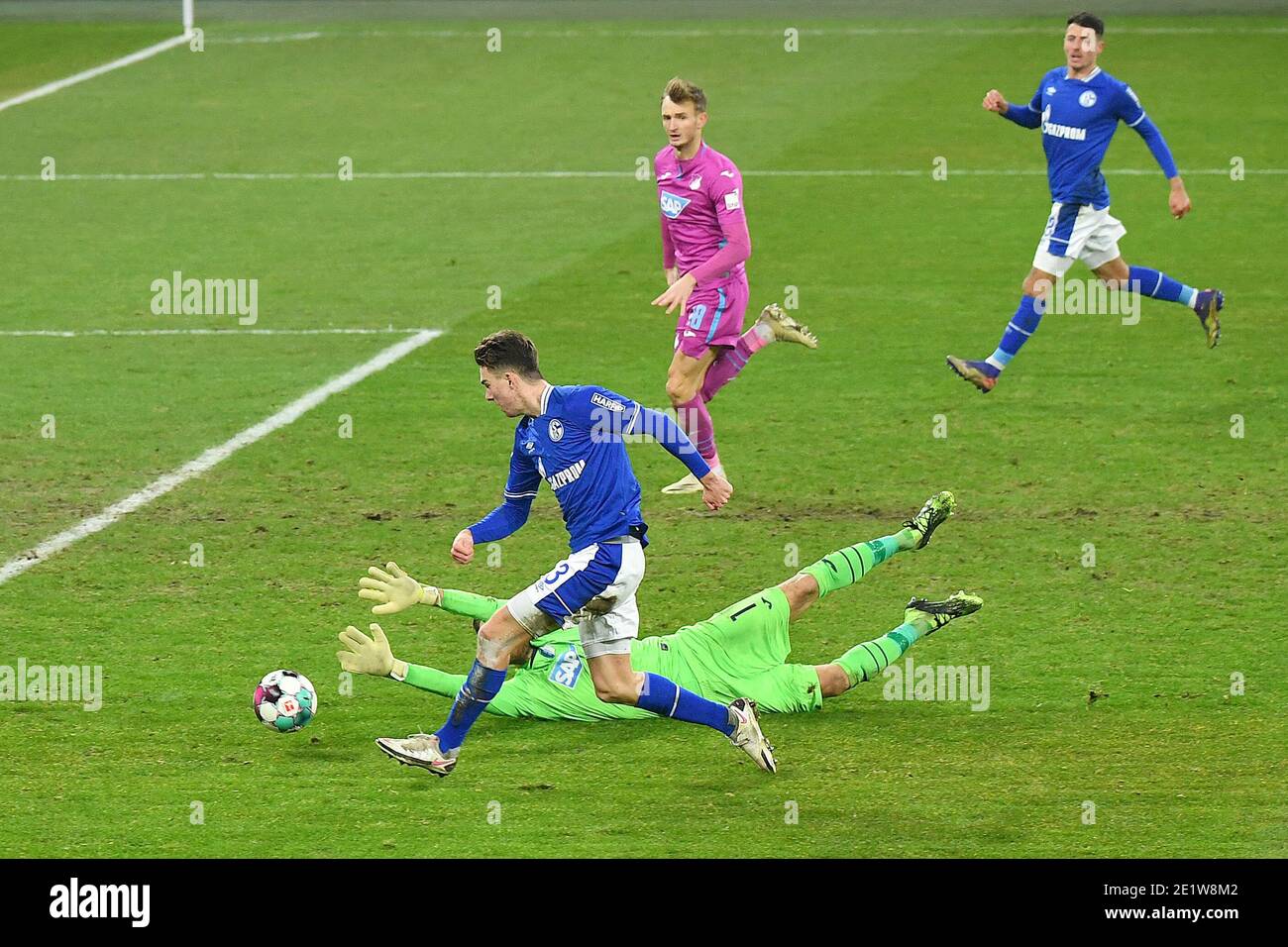 Gelsenkirchen, Germania. 9 gennaio 2021. Matthew Hoppe (davanti) di Schalke 04 punteggi durante una partita di calcio tedesca della Bundesliga tra Schalke 04 e TSG Hoffenheim a Gelsenkirchen, Germania, 9 gennaio 2021. Credit: Ulrich Hufnagel/POOL/handout via Xinhua/Alamy Live News Foto Stock