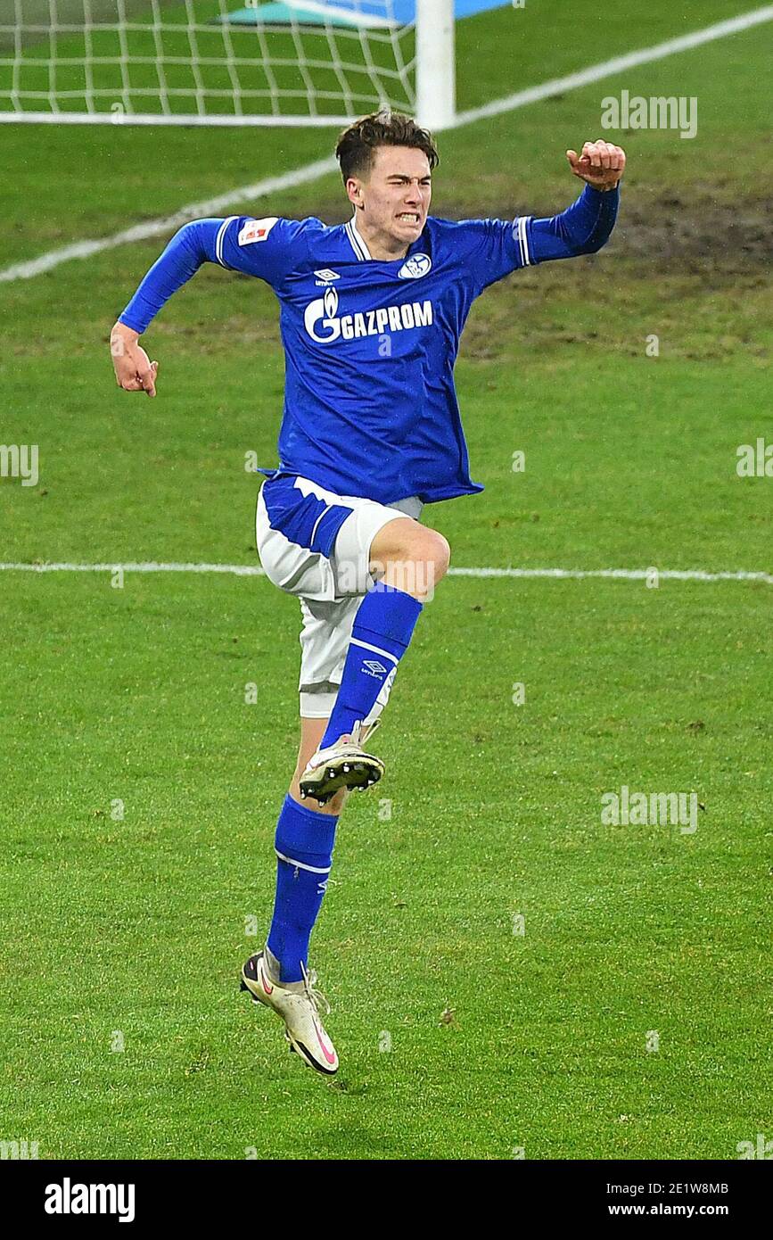 Gelsenkirchen, Germania. 9 gennaio 2021. Matthew Hoppe di Schalke 04 festeggia il punteggio durante una partita di calcio tedesca della Bundesliga tra Schalke 04 e TSG Hoffenheim a Gelsenkirchen, Germania, 9 gennaio 2021. Credit: Ulrich Hufnagel/POOL/handout via Xinhua/Alamy Live News Foto Stock