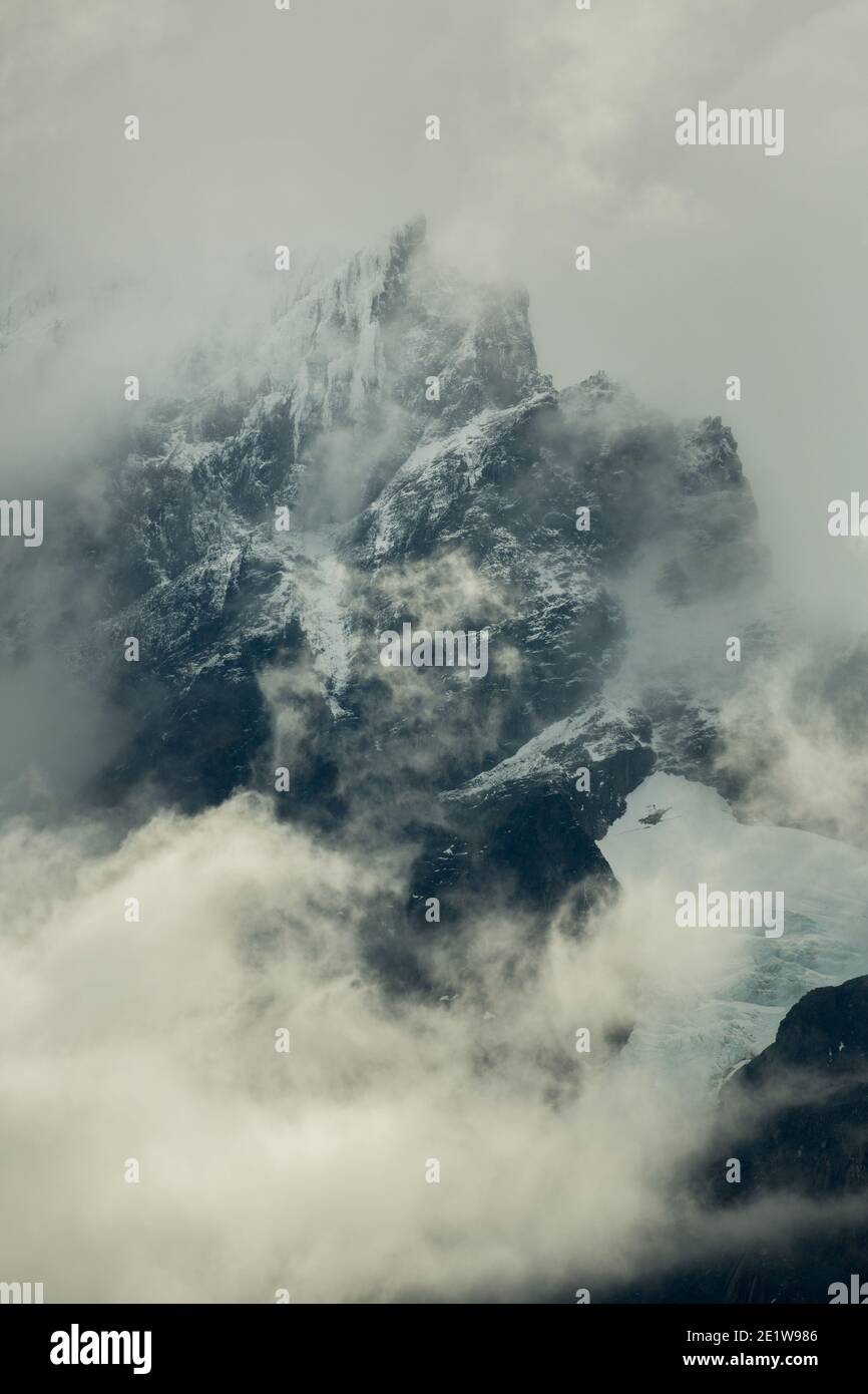 Nuvole tempeste sulle cime frastagliate, i campi da neve e i ghiacciai del Parco Nazionale Torres del Paine, Patagonia, Cile Foto Stock