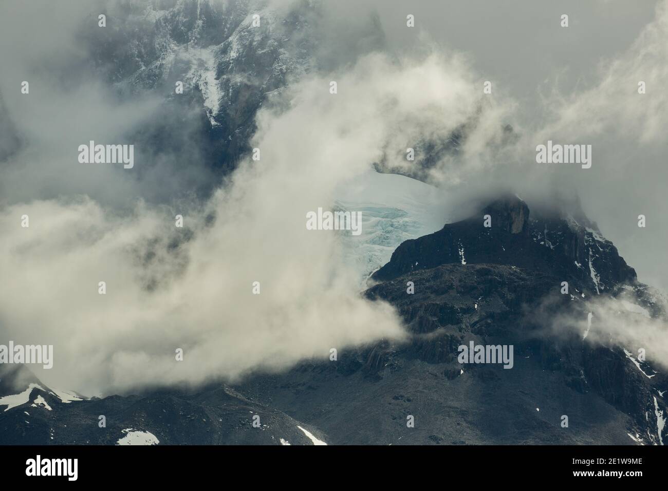 Nuvole tempeste sulle cime frastagliate, i campi da neve e i ghiacciai del Parco Nazionale Torres del Paine, Patagonia, Cile Foto Stock