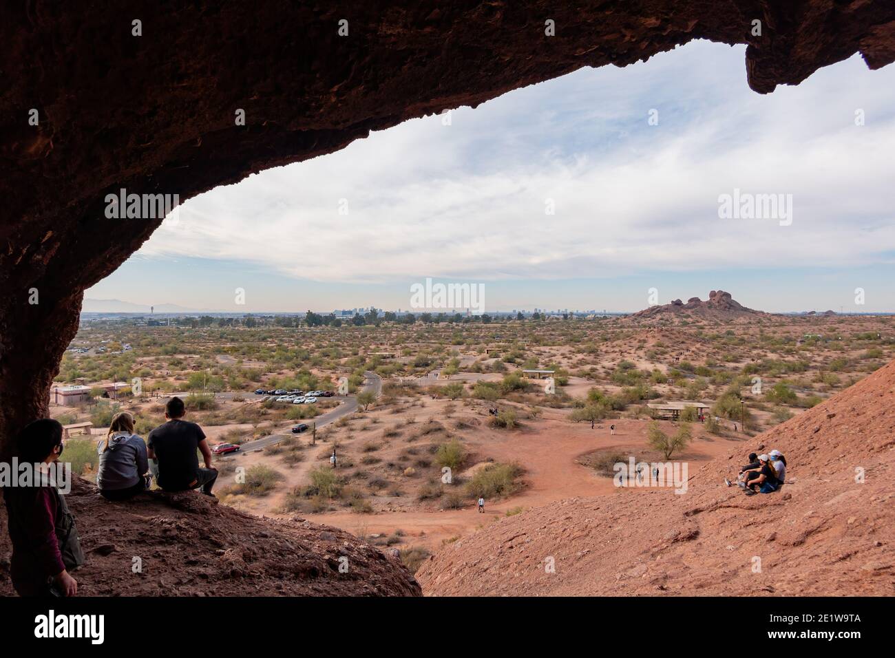 Molte persone camminano nel famoso Hole in the Rock a Phoenix, Arizona Foto Stock