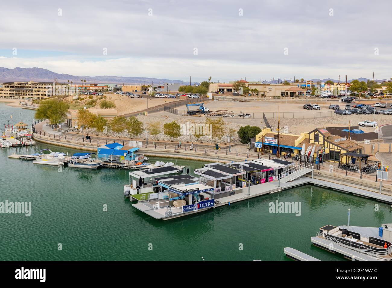 Lake Havasu City, Arizona, DEC 31, 2020 - Vista ad alto angolo della città di Lake Havasu e del porto Foto Stock