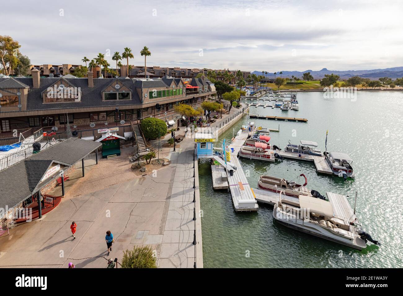 Lake Havasu City, Arizona, DEC 31, 2020 - Vista ad alto angolo della città di Lake Havasu e del porto Foto Stock