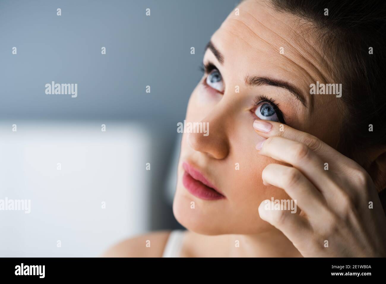 Stanco dolore agli occhi esausto e problema di Ache Foto Stock