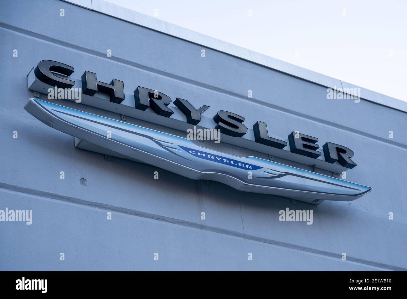 NEW YORK, NY – 07 GENNAIO 2021: Logo Chrysler visto presso una concessionaria nell'Upper West Side di Manhattan. Foto Stock NEW YORK, NY – 07 GENNAIO 2021: Logo Chrysler visto presso una concessionaria nell'Upper West Side di Manhattan. Foto Stock