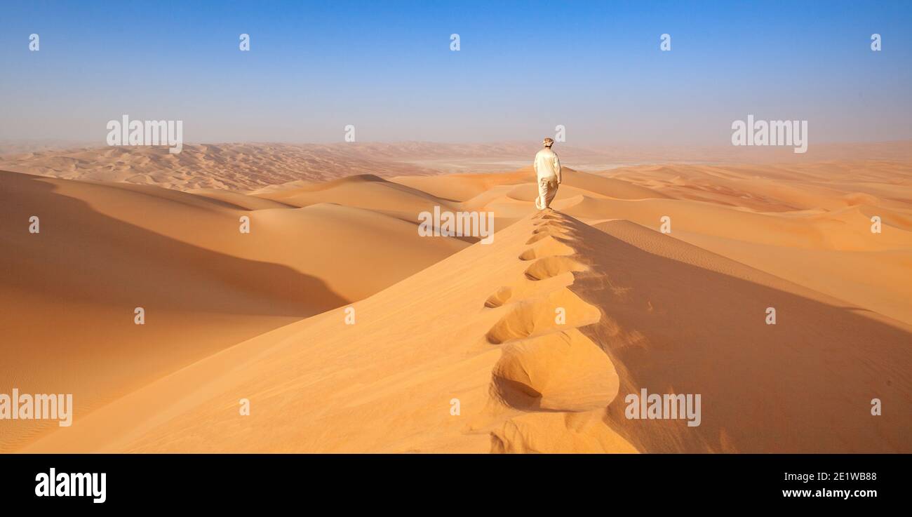 Uomo arabo nella tradizione vestito su una Duna in arabo Deserto Foto Stock