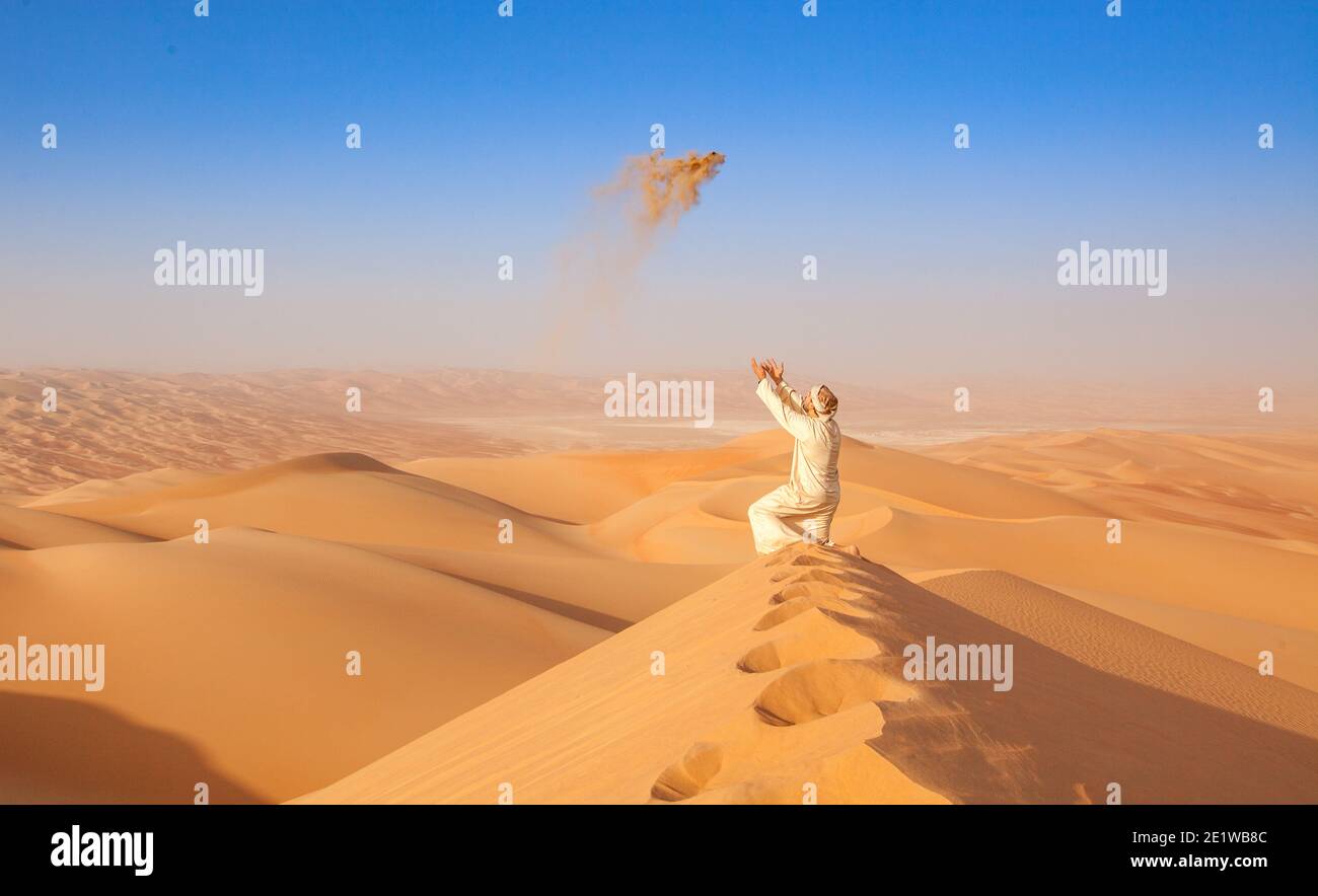 Uomo arabo nella tradizione vestito su una Duna in arabo Deserto Foto Stock